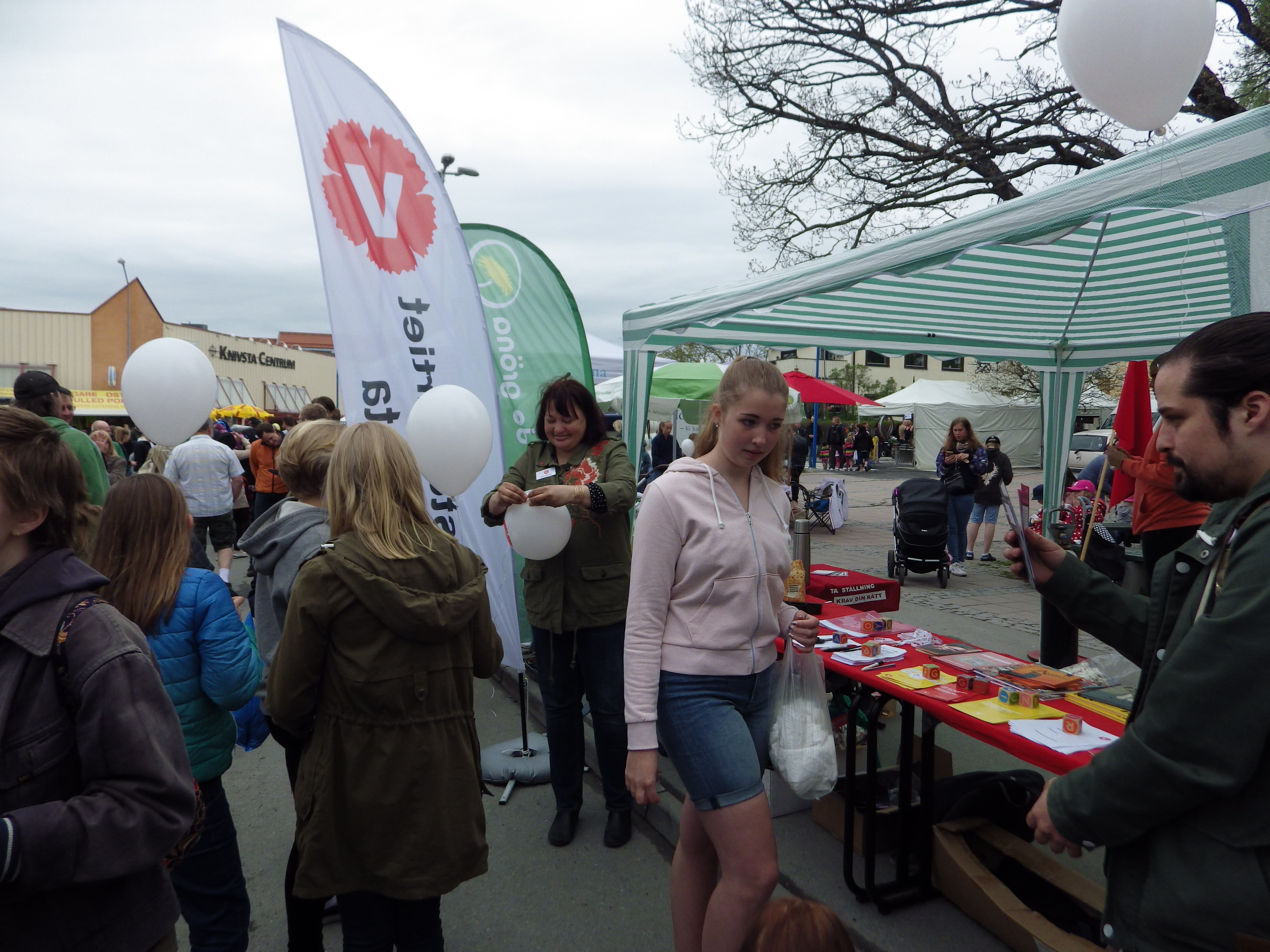 Många unga vid (V):s tält