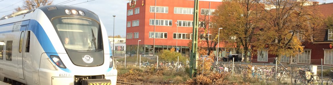 Tåg på Knivsta station