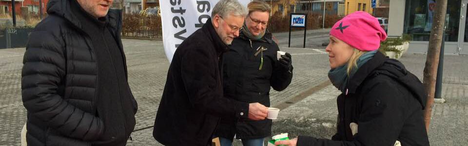 Anna Svensson serverar kaffe