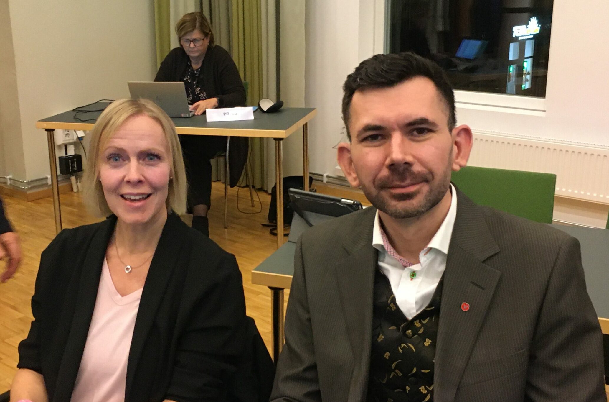 Anna och Said på första KF-mötet