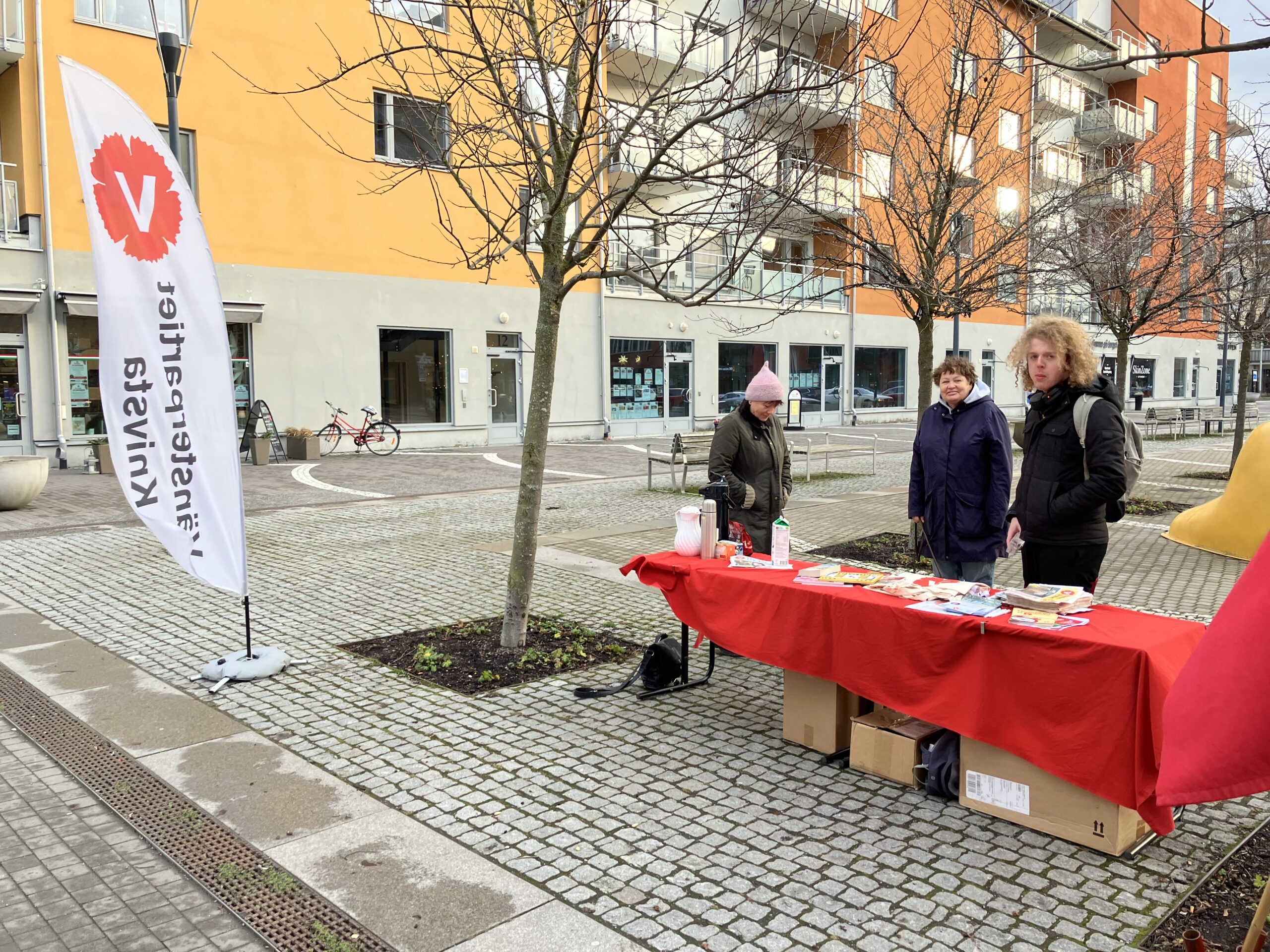 Blåsig Röd Lördag i Knivsta