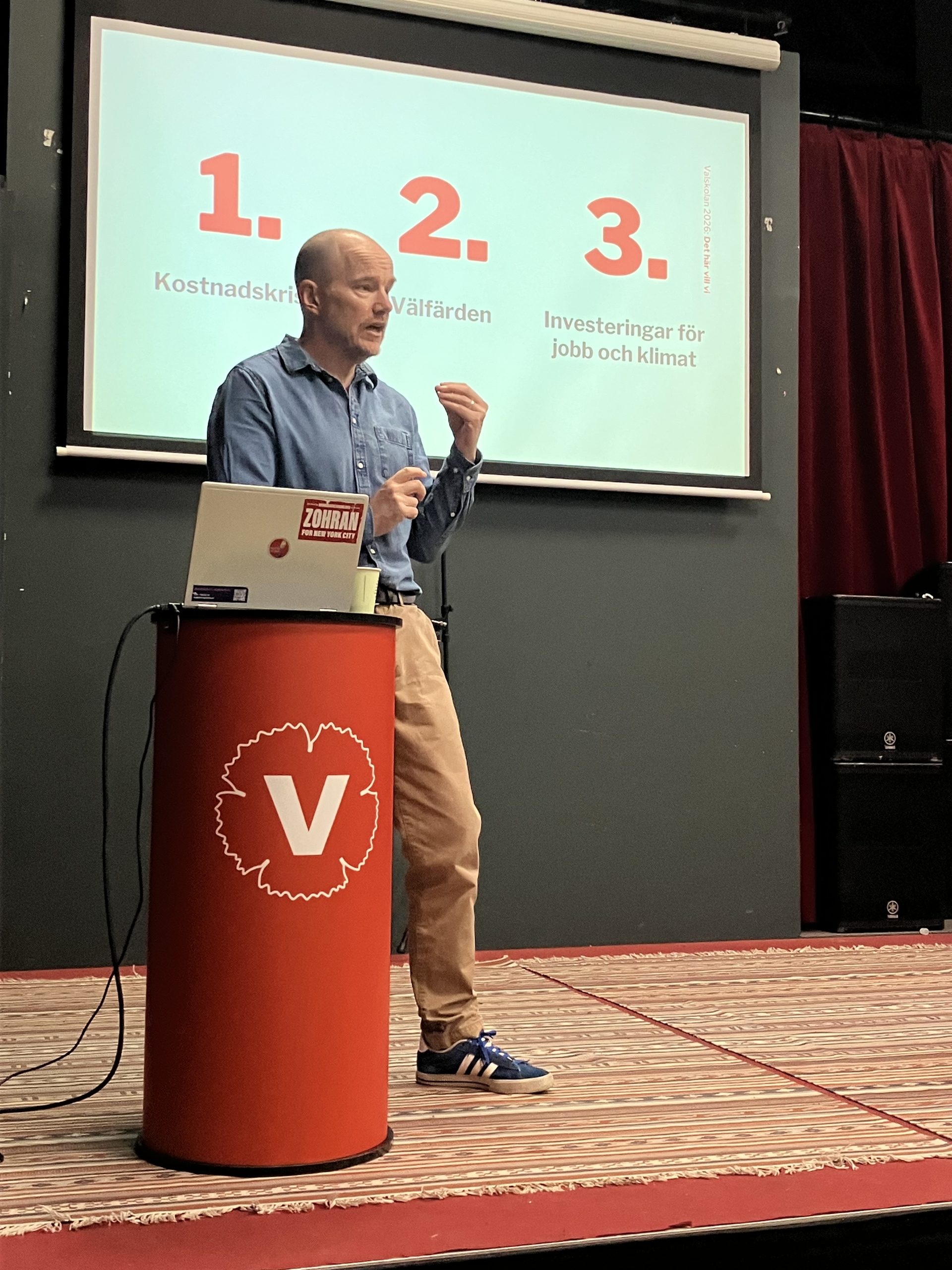 Tobias håller i valskola