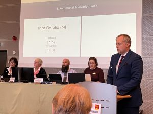 Thor Övrelid i talarstolen under kommunalråden informerar
