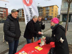 Anna Svensson serverar kaffe