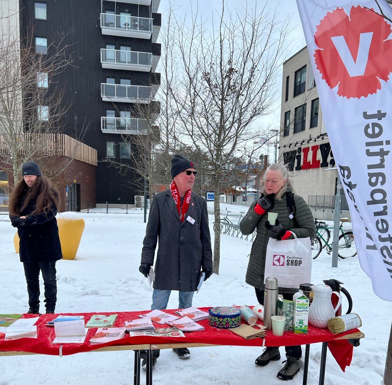 Kaffe och politik på Sågverkstorget