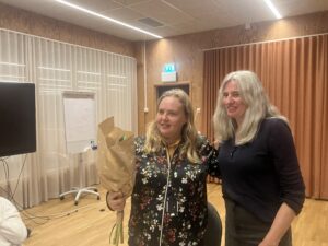 Ida får blommor av Elin